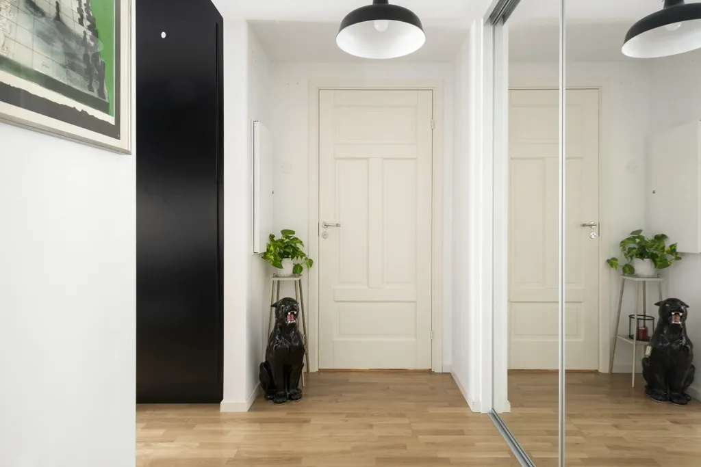 Entrée - Efficient Flat with Balcony in Stockholm