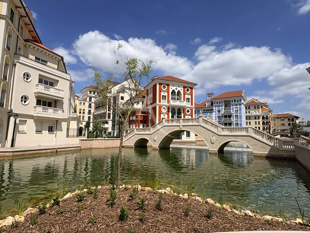 2-Bedroom Apartment with Balcony in Le Plessis-Robinson