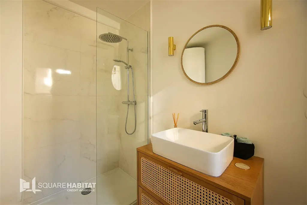 Salles de bain - Appartement Rénové avec Hauteurs sous Plafond à Les Sables-d'Olonne