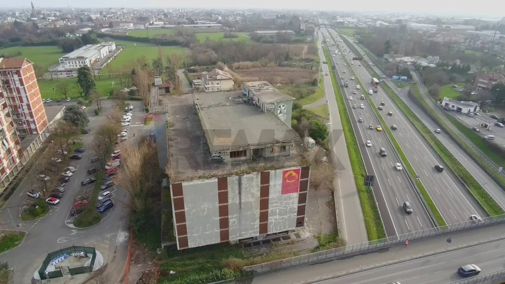 Õhuvaade - Commercial Building with High Visibility on SS36, Desio