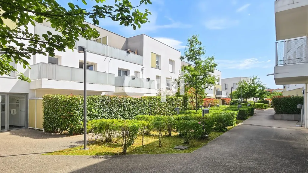 Giardino - 2-Bedroom Flat with Balcony in City Centre