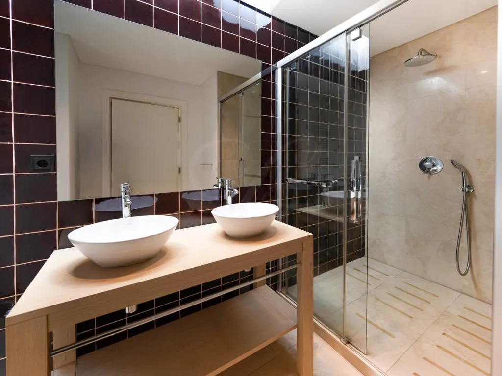 Bathrooms - Villa with Pool and Mountain Views in Sintra
