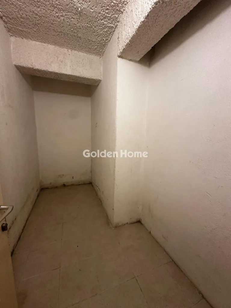 Garage - Apartment with Balcony View in Athens