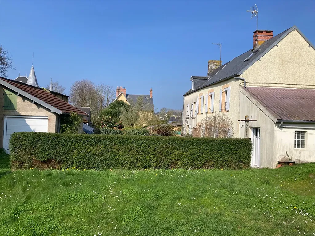 Jardin - Maison en Pierre à Bréhal avec Cheminée
