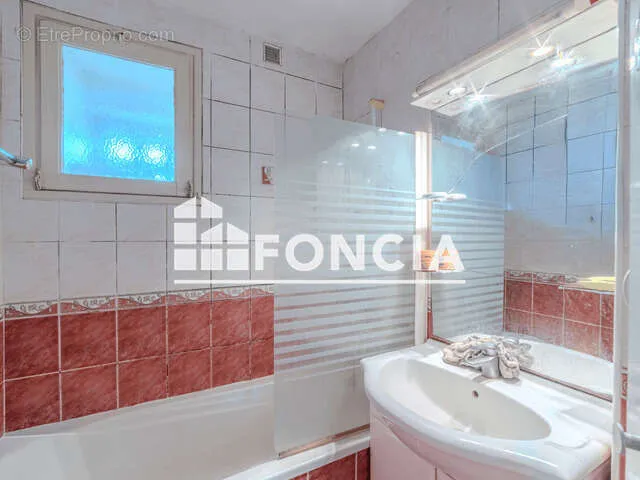 Salles de bain - T3 Lumineux avec Balcon à Roanne
