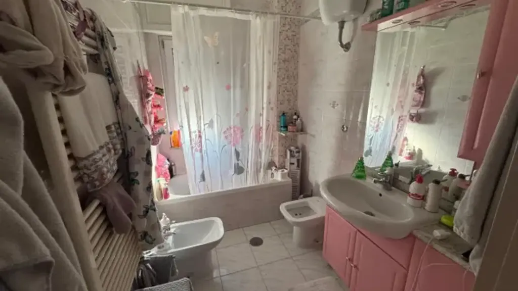 Salles de bain - Rearranged Apartment with Balcony in Benevento