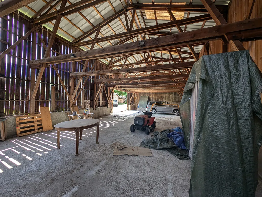 Toad - Hangar with Potential for Expansion in La Buissière