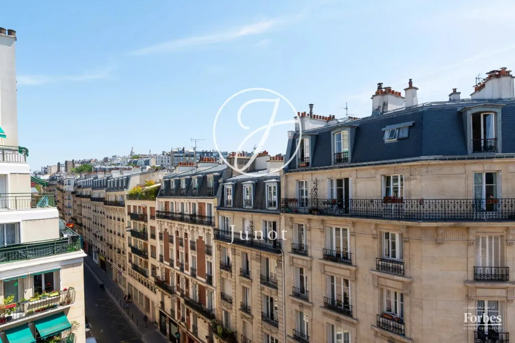 Rõdu - Apartment with Eiffel View in Paris 18th