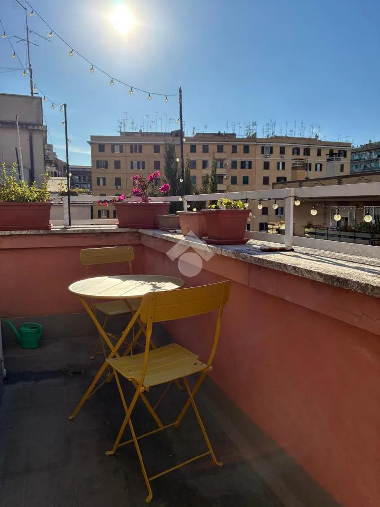 Terrasse - Spacious Studio with Balcony in Rome