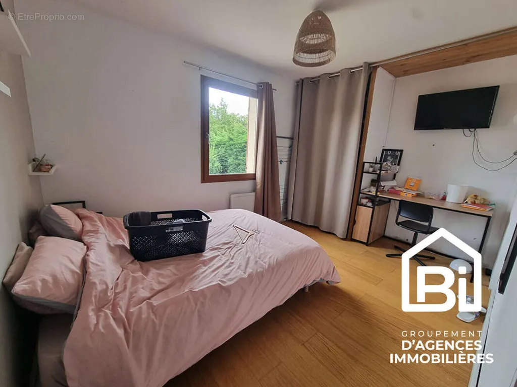 Bedrooms - House with Pool in Tourville-sur-Odon