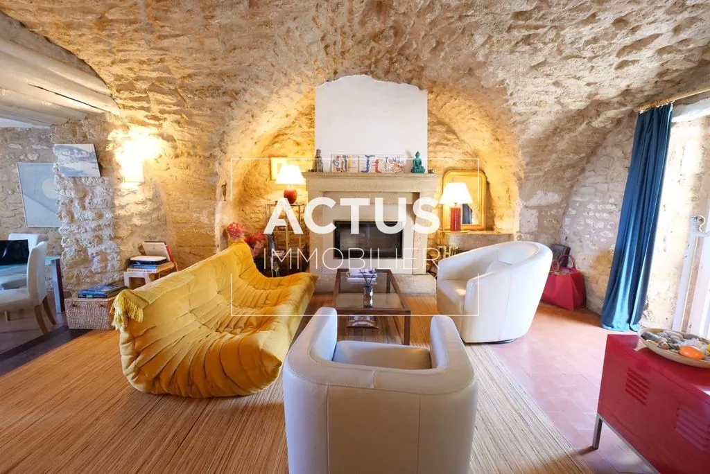 Historic House with Courtyard in Cornillon-Confoux