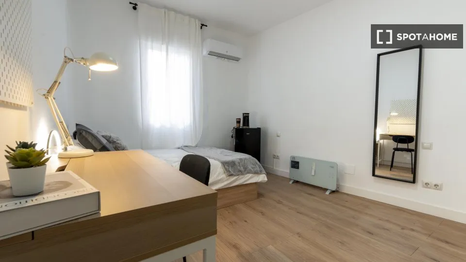 Camere da letto - Shared Apartment with Kitchen in Ríos Rosas