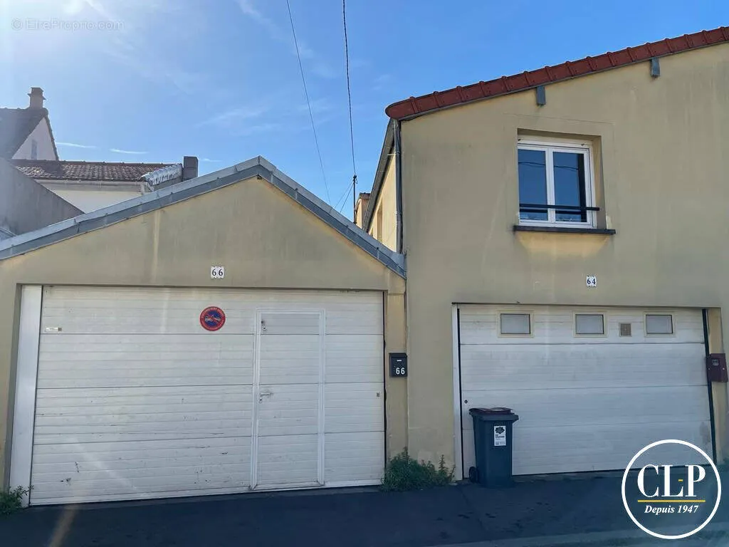 Exterior - Commercial Space with High Ceilings near Montreuil