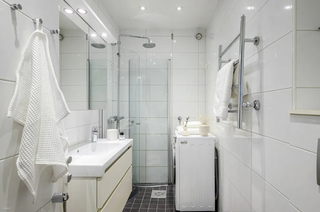 Salles de bain - Bright Apartment with High Ceilings in Etu-Töölö