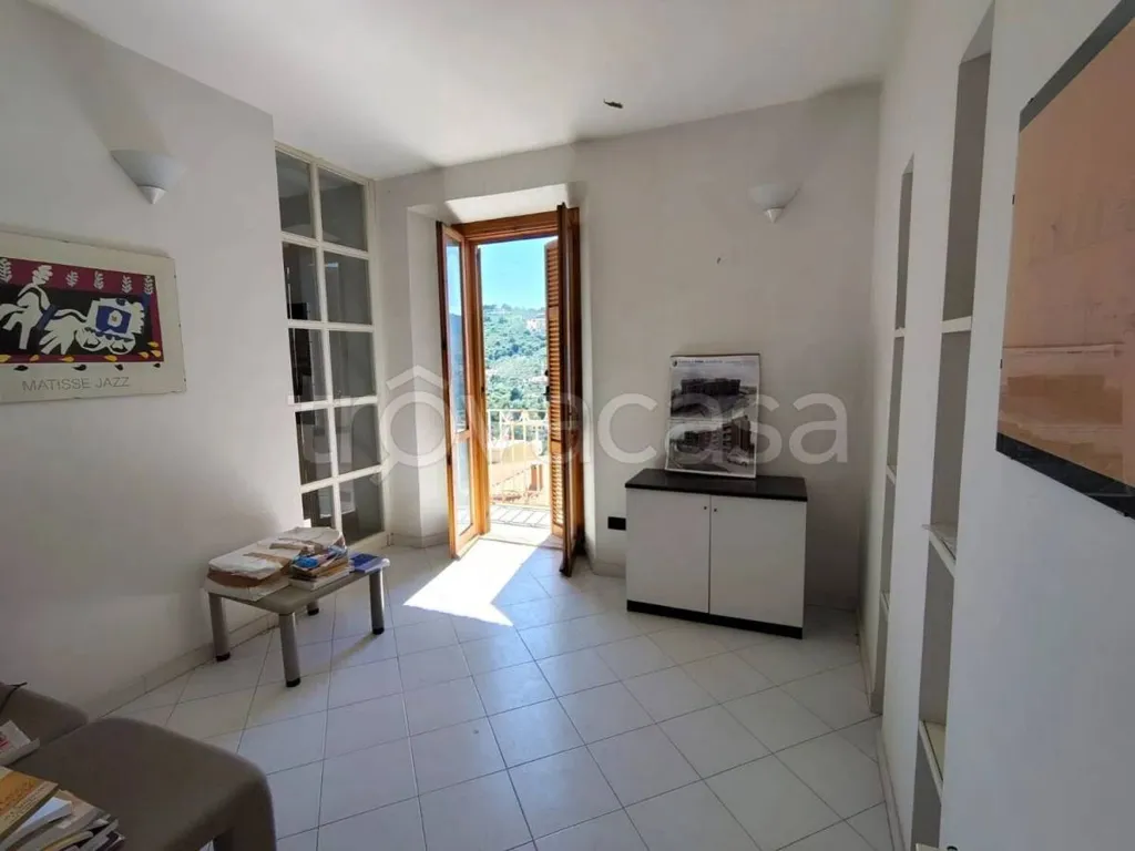Bureau - Spacious Apartment with Balcony in Priverno