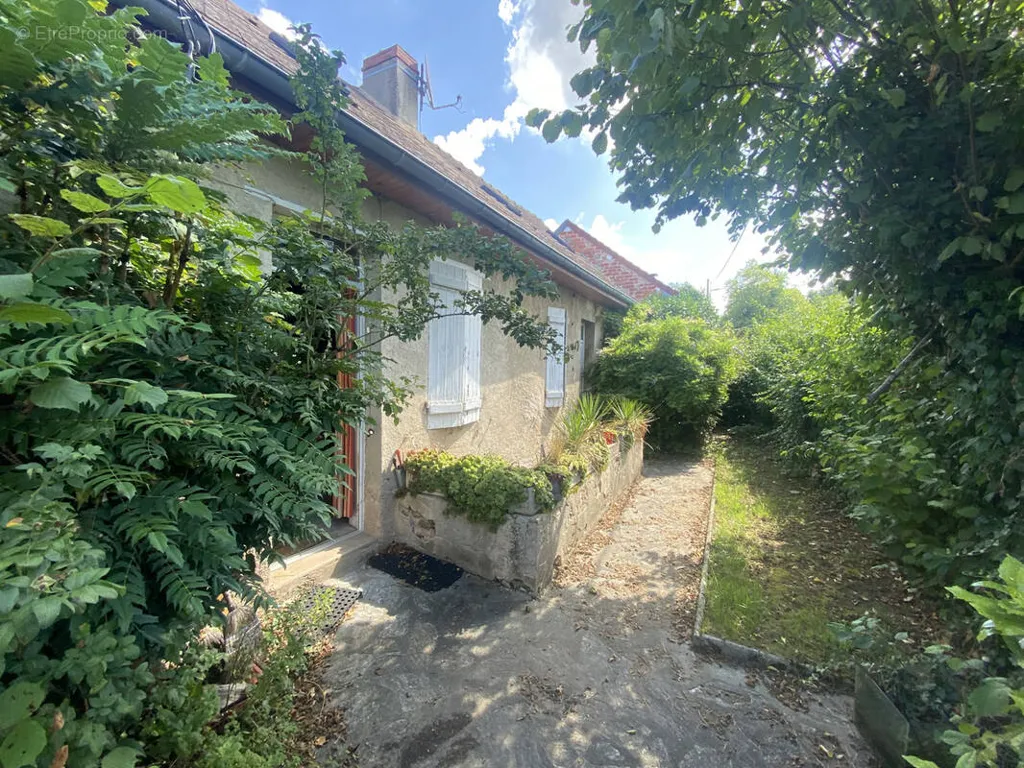 Aed - Longère with Dependencies in Countryside