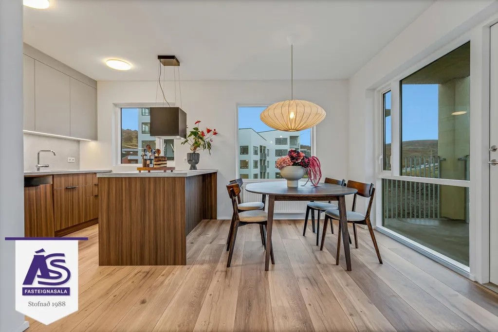 Sala da pranzo - New 2-4 Bed Apartments with Elevator in Skarðshlíð