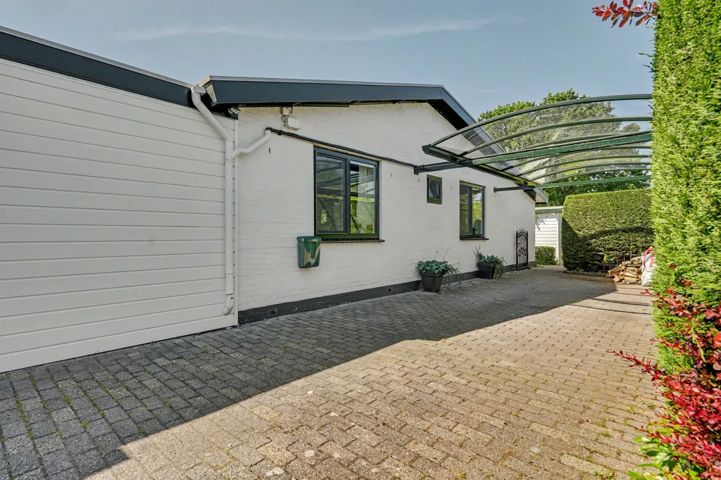 Välivaade - Modernised Bungalow with Garden in Kortgene