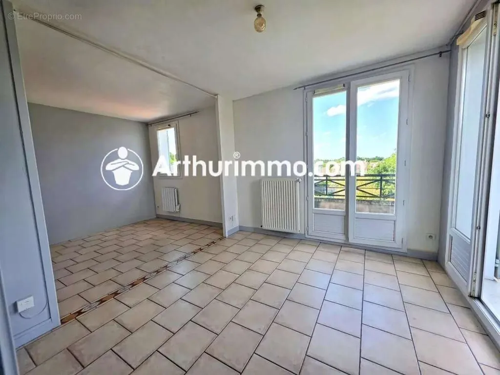 Séjour - Studio avec Balcon et Garage à Savigny-le-Temple