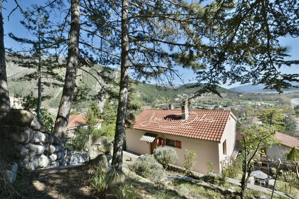 Jardin - Maison en Position Dominante avec Vue à Serres