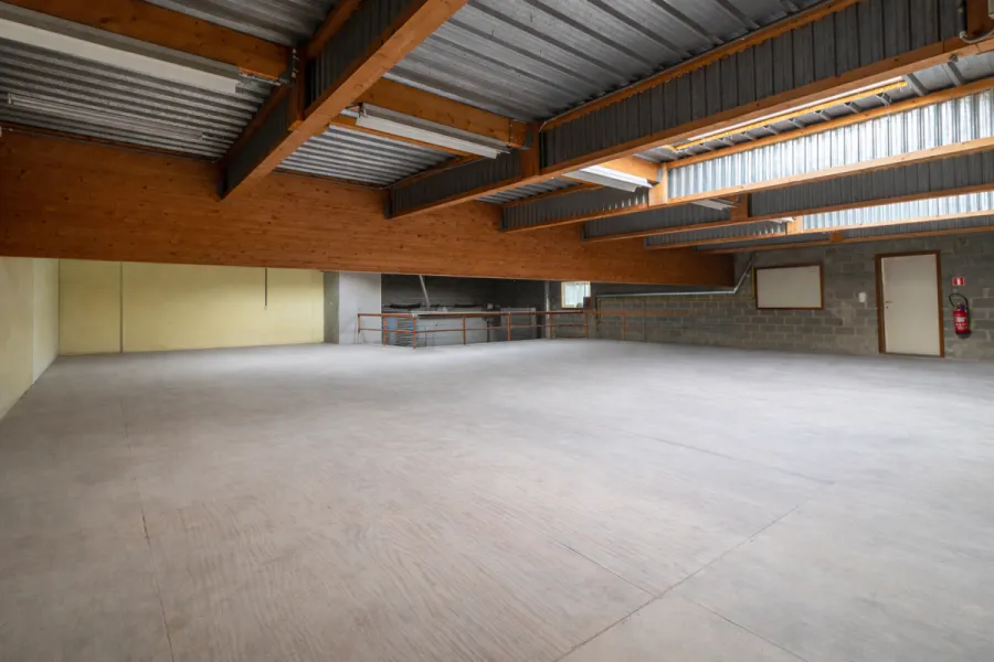 Pièces - Ensemble Professionnel avec Bureaux et Entrepôt à Wavre