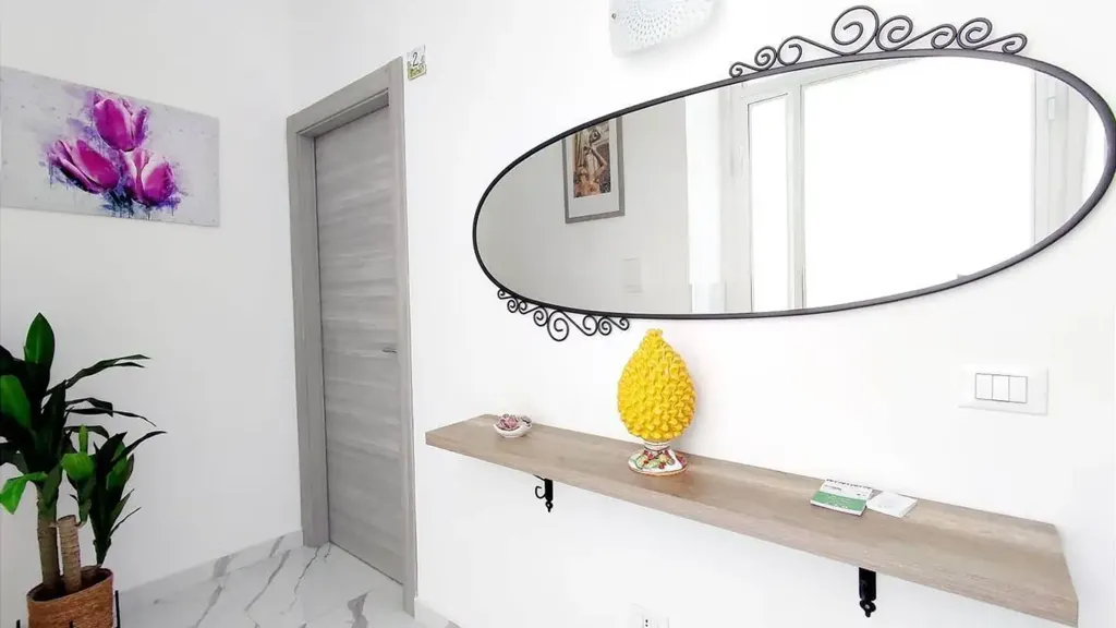 Esik - Rustic Duplex with Private Courtyard in Siracusa