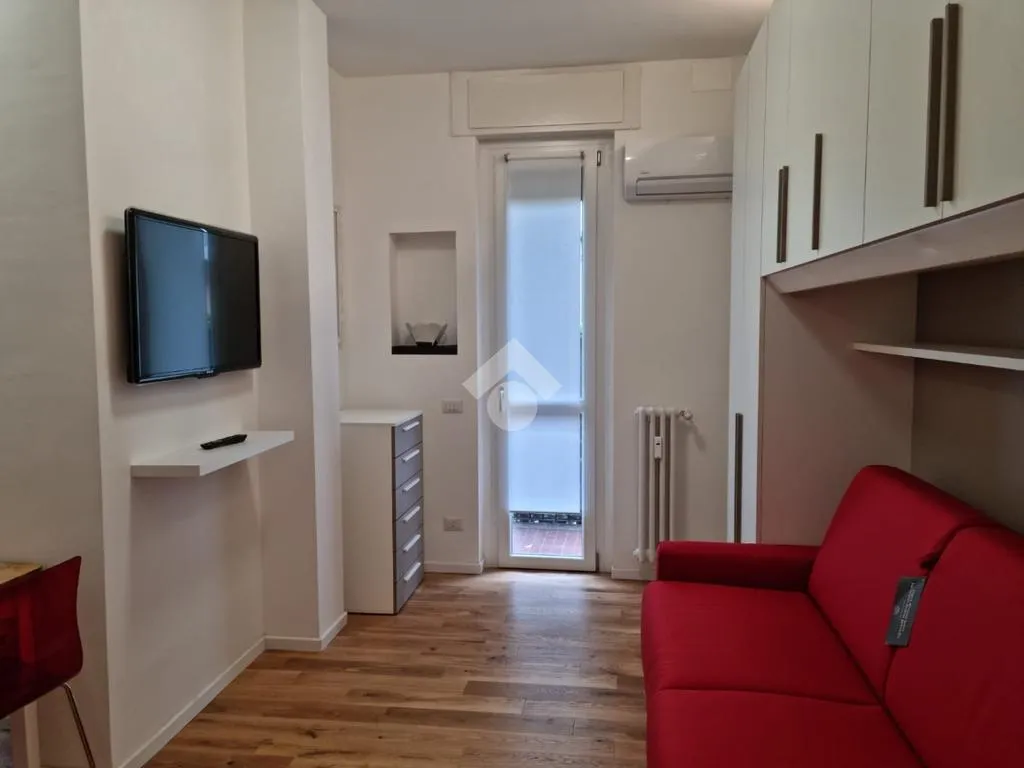 Elutuba - Fully Furnished Studio with Balcony in Milan