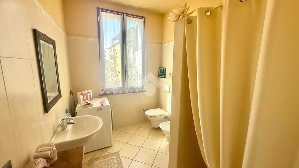 Vannitoad - Two-Storey Apartment with Balcony in Guastalla