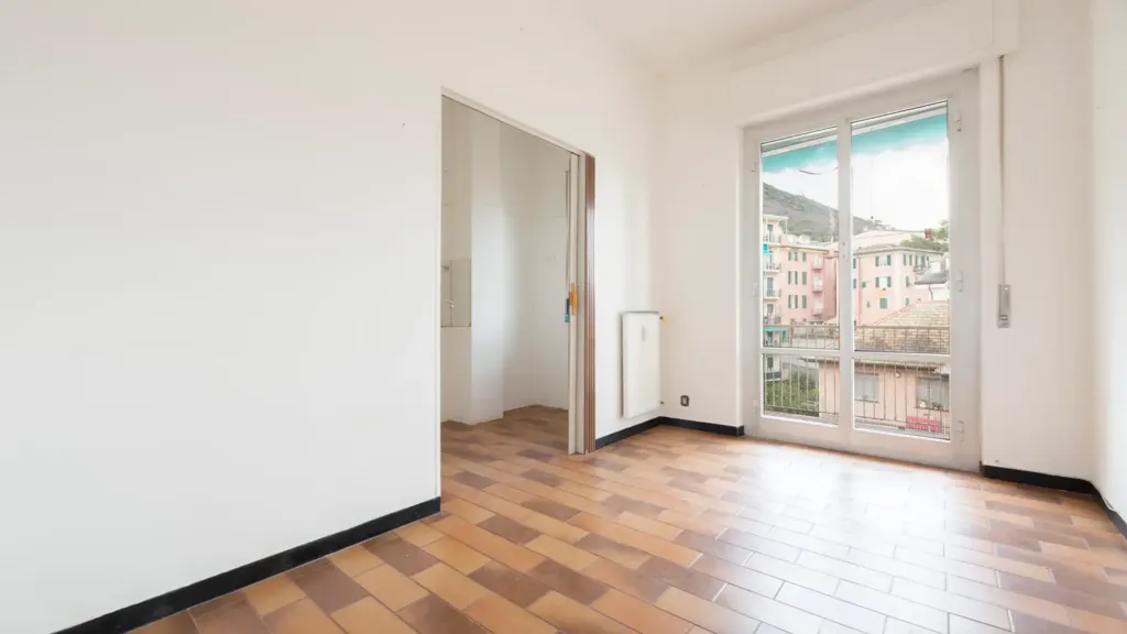 Rooms - Bright Apartment with Balcony in Genoa