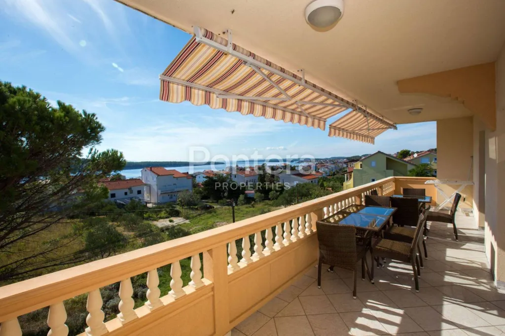 Rõdu - Large Apartment House with Private Garden in Rab