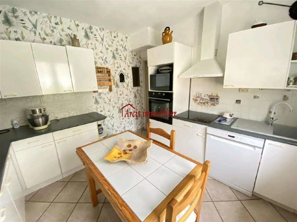 4-toaline maja asukohas Mailly-Le-Camp