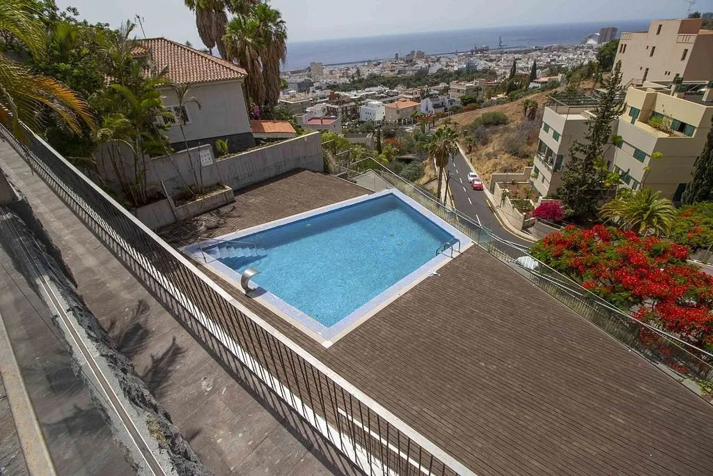 Piscine - Contemporary Townhouse with Pool in Ifara