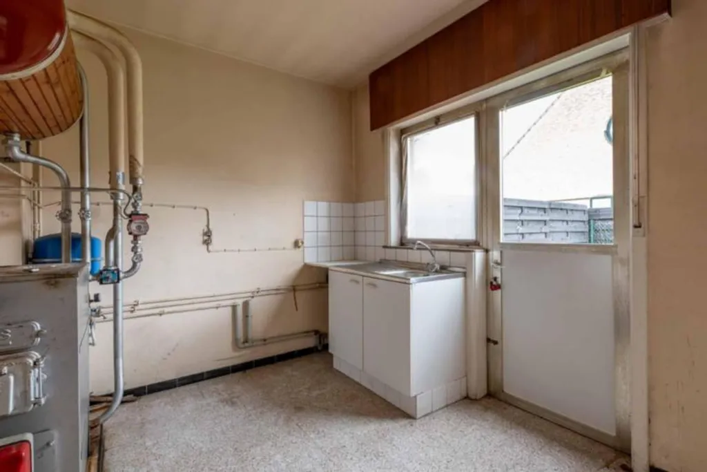 House to Renovate in Weerde Centre