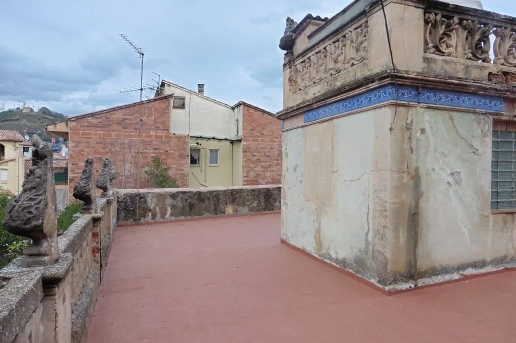 Terrass - Modernist Building with Terrace in Olot