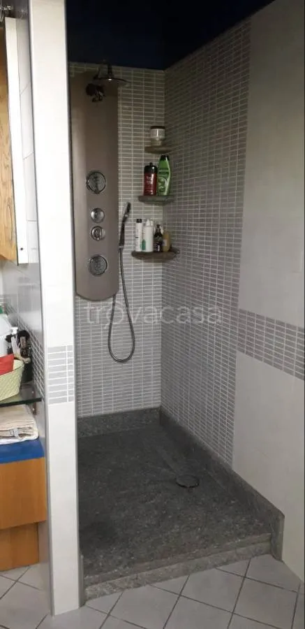 Salles de bain - Modern Apartment with Balcony in Bagnolo Piemonte