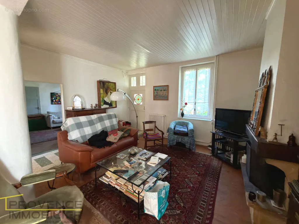 Séjour - Maison de 9 Pièces avec Piscine à Montélimar