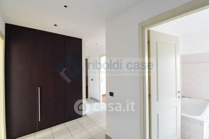 Esik - Four-Room Apartment with Balconies in Mariano Comense