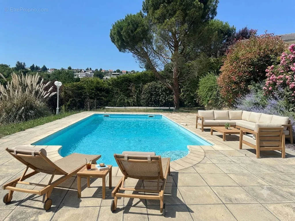 Piscina - House with Golf View and Pool near Saint-Etienne