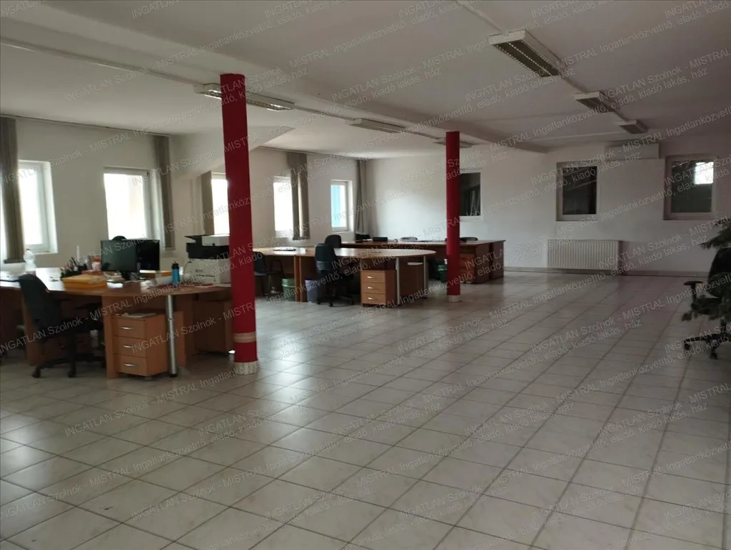 Rooms - Office Space with Garden in Southern District, Szolnok