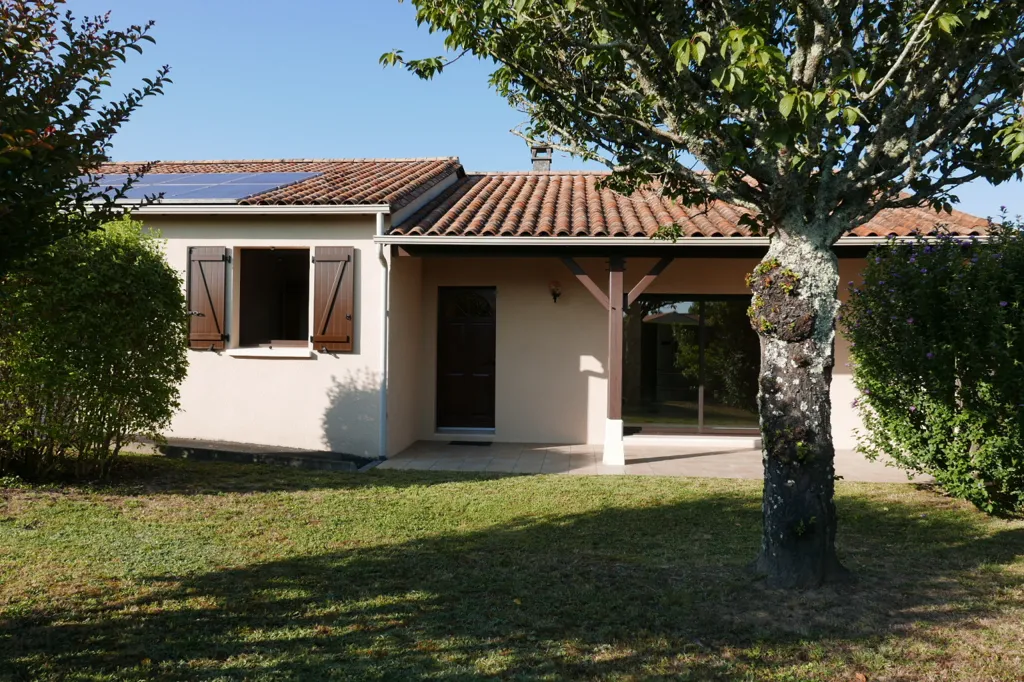 Extérieur - Maison avec Piscine et Jardin à Neuvic
