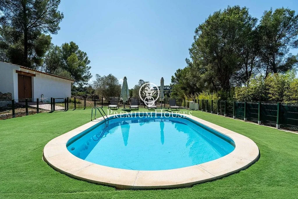 Bassein - Luxury Farmhouse with Pool near Catllar
