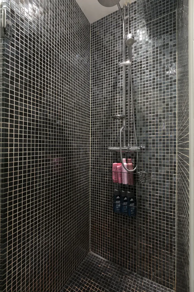 Salles de bain - Turn-of-the-Century Apartment with High Ceilings in Söder