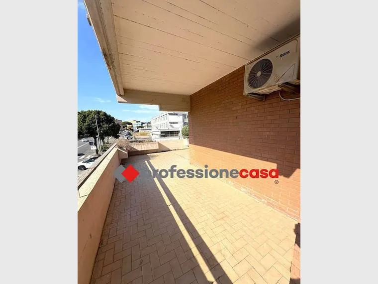 Balcone - Appartamento con doppia esposizione e terrazzo a Pomezia