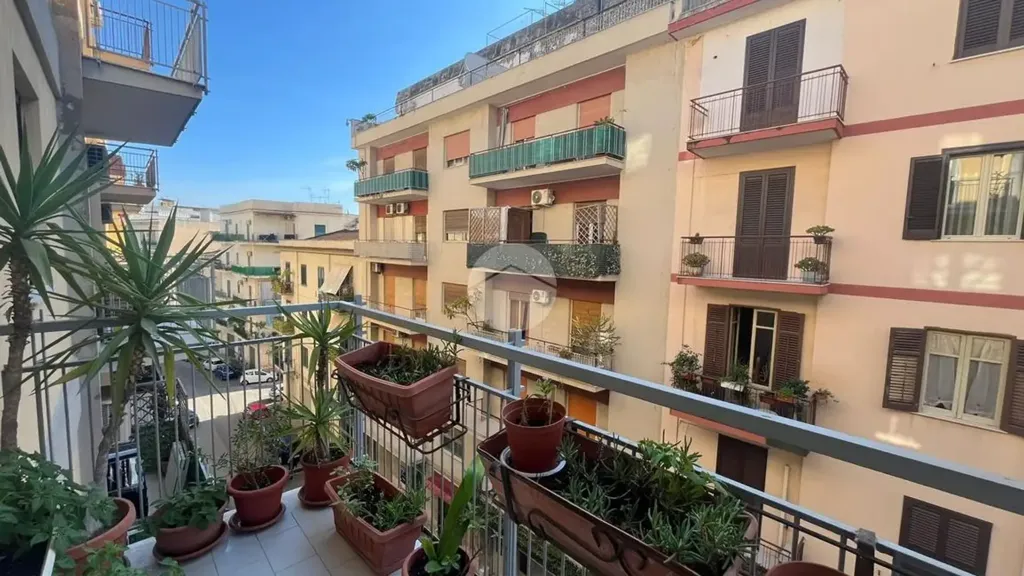 Balcon - 1970s Apartment with Balcony in Palermo