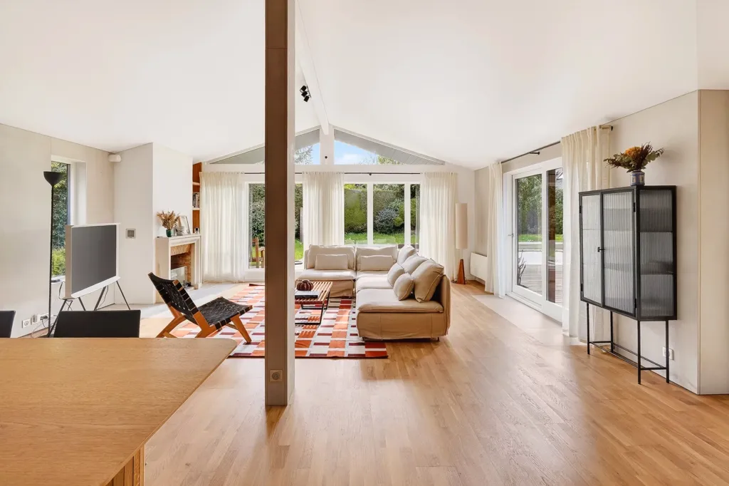 Elutuba - Unique 7-Piece House with Pool in Vaucresson