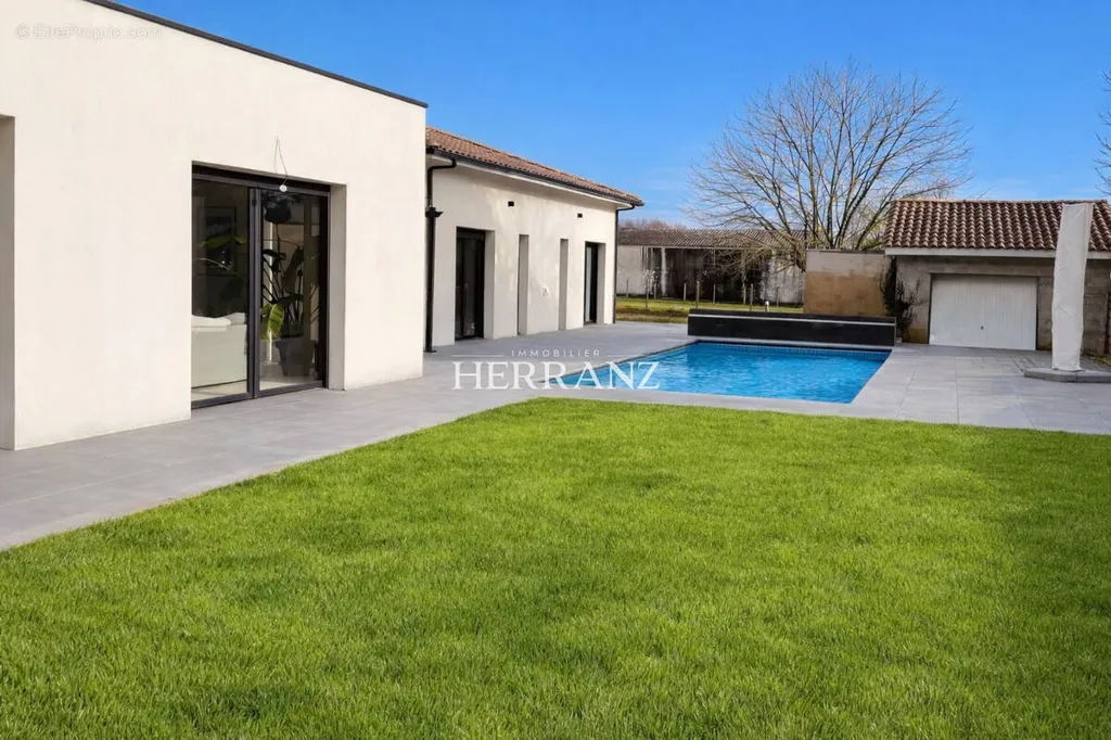 Bassein - Spacious House with Pool in Gauriaguet