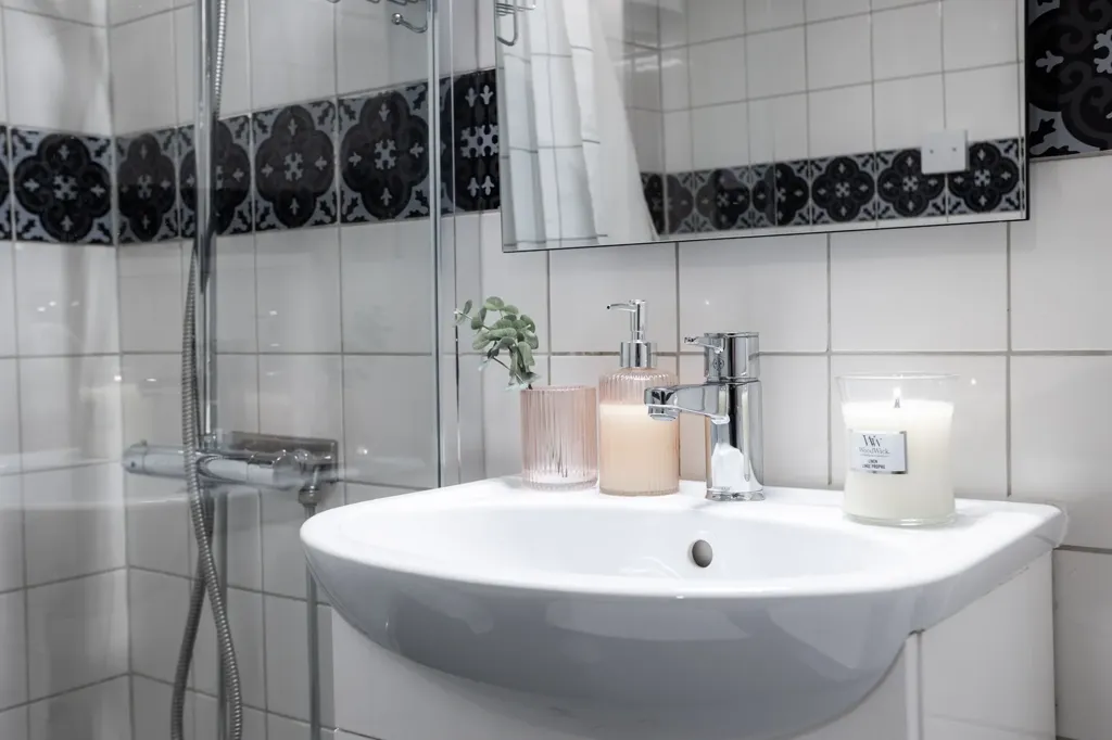 Salles de bain - Efficient Studio Flat with Balcony in Kvarnberget