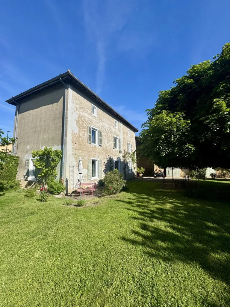 Extérieur - Maison historique avec grand terrain à Montanay
