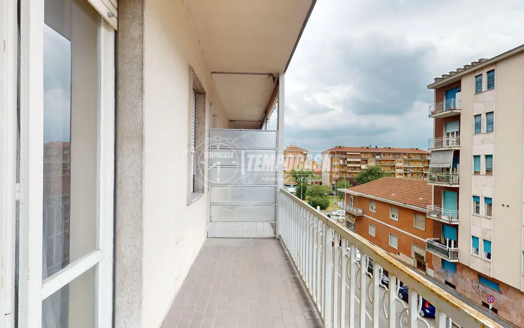 Balcony - Bright Two-Bedroom Apartment with Balcony in Turin