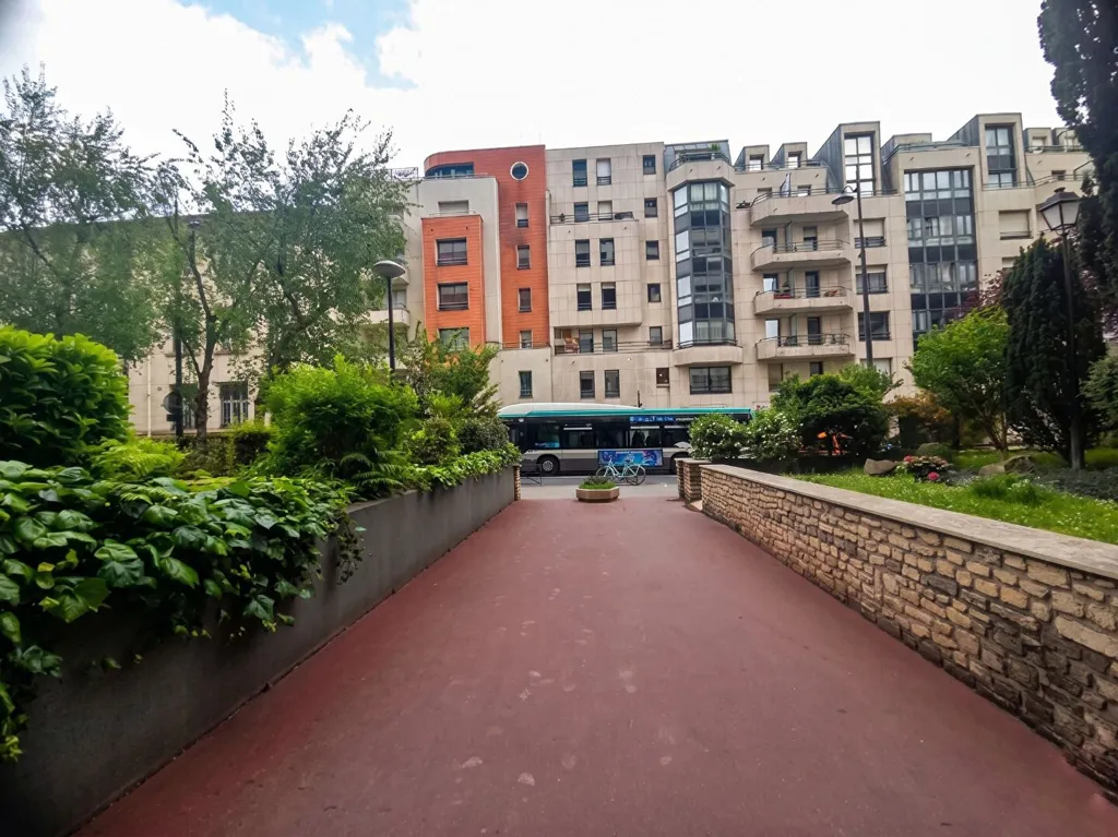 Jardin - Studio avec Cuisine Aménagée au 20ème Arrondissement de Paris